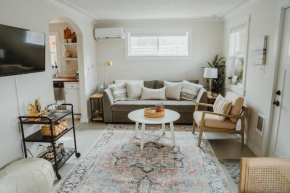 Charming Cuvée Cottage, 2 blocks to downtown!